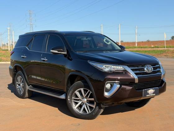 TOYOTA HILUX SW4 2.8 SRX 4X4 7 LUGARES 16V TURBO INTERCOOLER DIESEL 4P AUTOMÁTICO TOYOTA HILUX SW4 2.8 SRX 4X4 7 LUGARES 16V TURBO INTERCOOLER DIESEL 4P AUTOMÁTICO